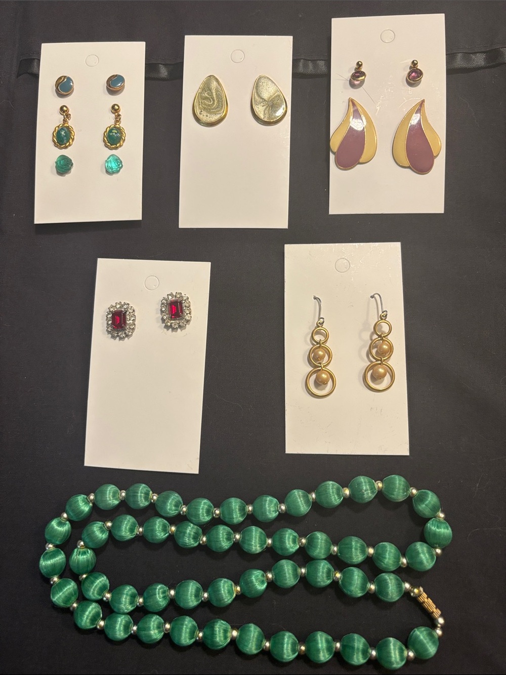 Vintage green silk beaded necklace w/8 pairs of earrings